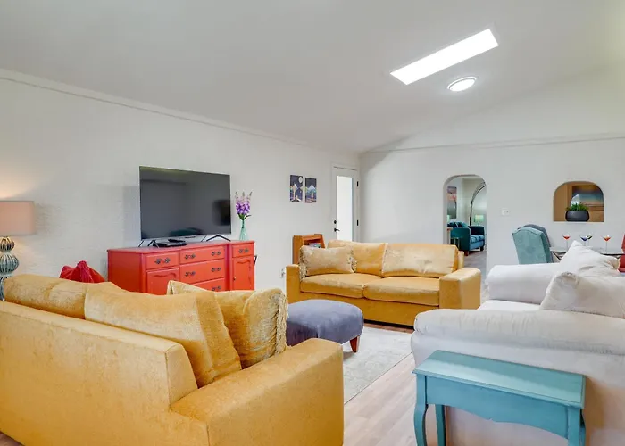 Spacious Tucson Home! Near Uarizona & Banner Holiday home