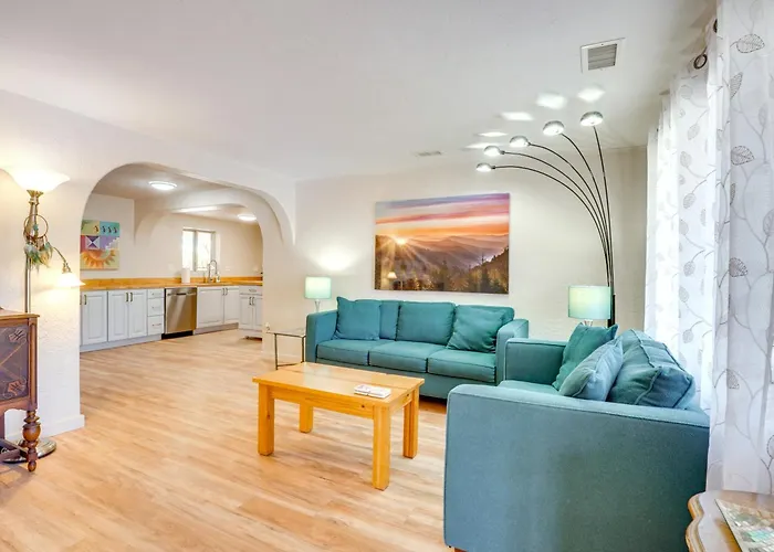 Spacious Tucson Home! Near Uarizona & Banner Holiday home