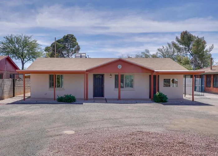 Spacious Tucson Home! Near Uarizona & Banner Holiday home